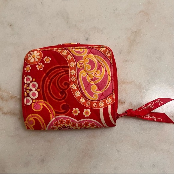 Vera Bradley Red Paisley In Paradise Small Quilted Bifold Wallet ID Window - Picture 2 of 6